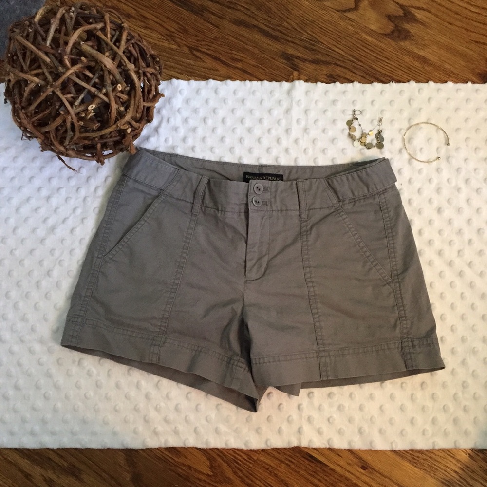 ⭐️ HP -- gray Banana Republic shorts size 4